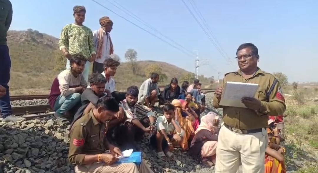 मौके पर जांच करती पुलिस