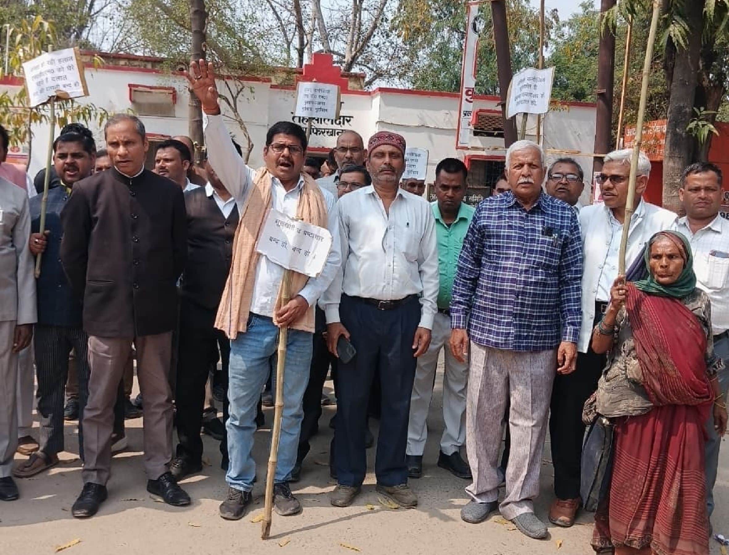 मुसाफिरखाना तहसील में प्रदर्शन करते अधिवक्ता। स्रोत संगठन