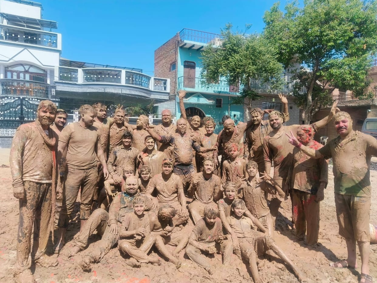 Mud and clay Holi was played in Nauhjheel.