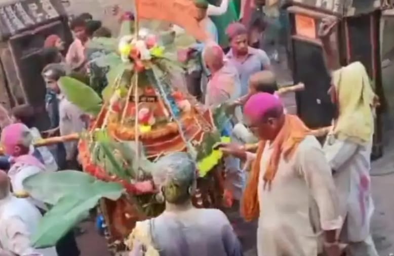 निकाला जा रहा भगवान का डोला