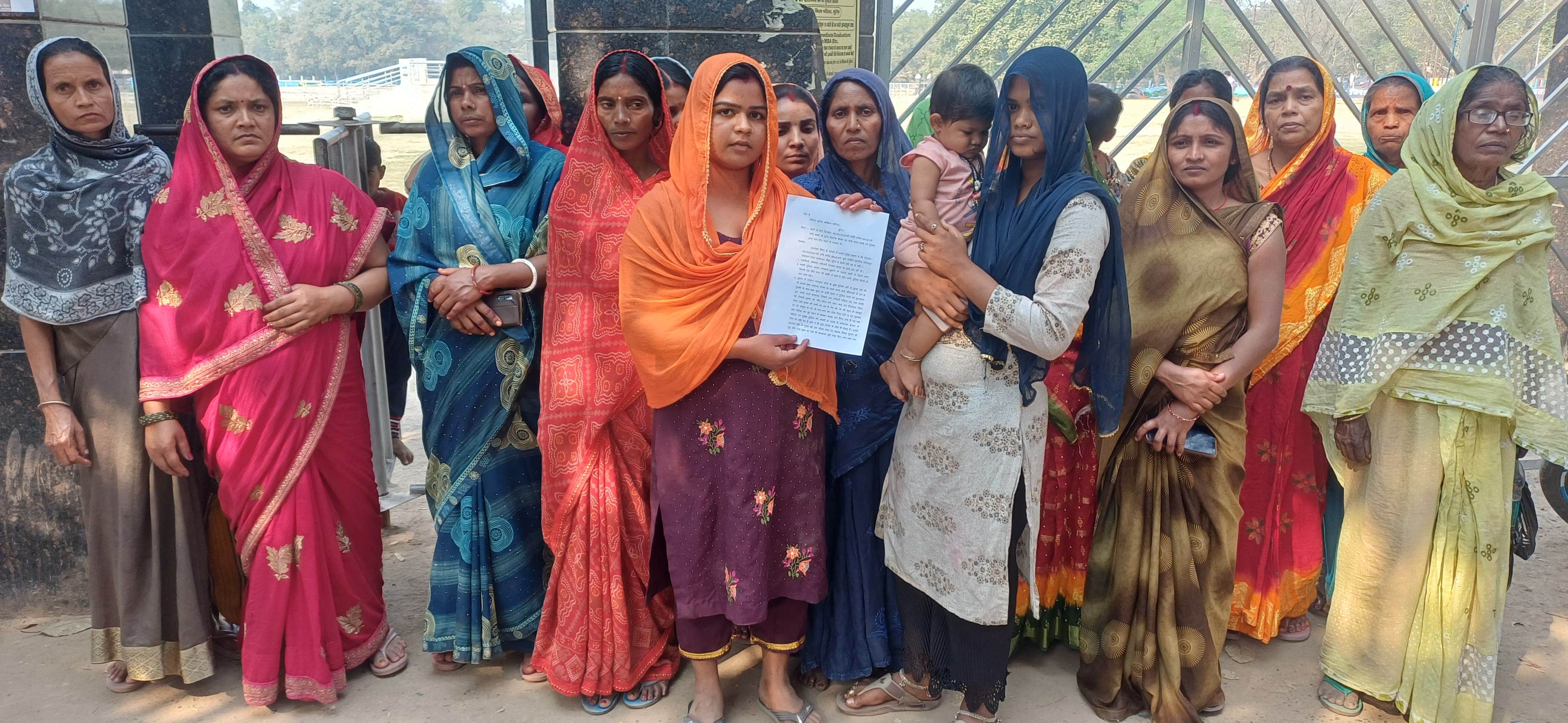 पुलिस लगातार छापेमारी कर रही है, महिलाओं ने न्याय की लगाई  गुहार।