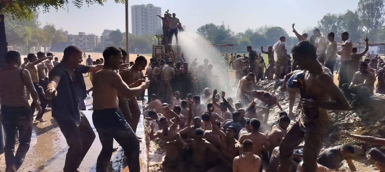 Holi resonated in the police line, Raghuveera Khele Awadh Mein... Police Commissioner danced to the song