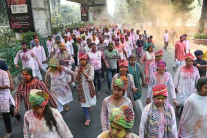 The color of harmony blended with traditions and became vibrant.