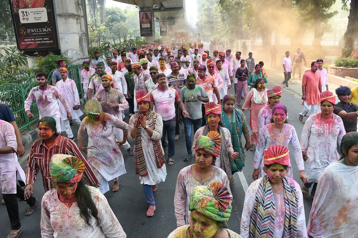 The color of harmony blended with traditions and became vibrant.