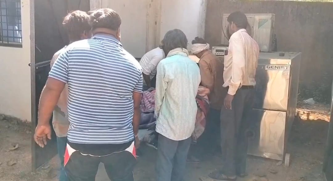 In Datia, a husband beat his wife to death with a stick; the incident took place in front of the children.