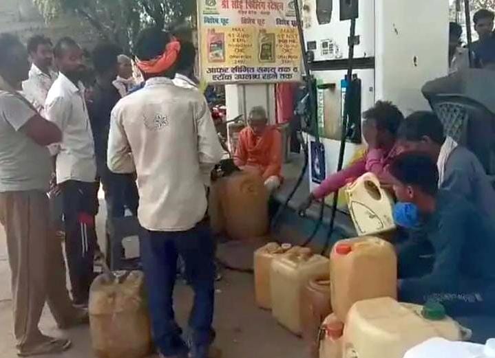 Crowd gathered on rumor of shortage of petrol and diesel