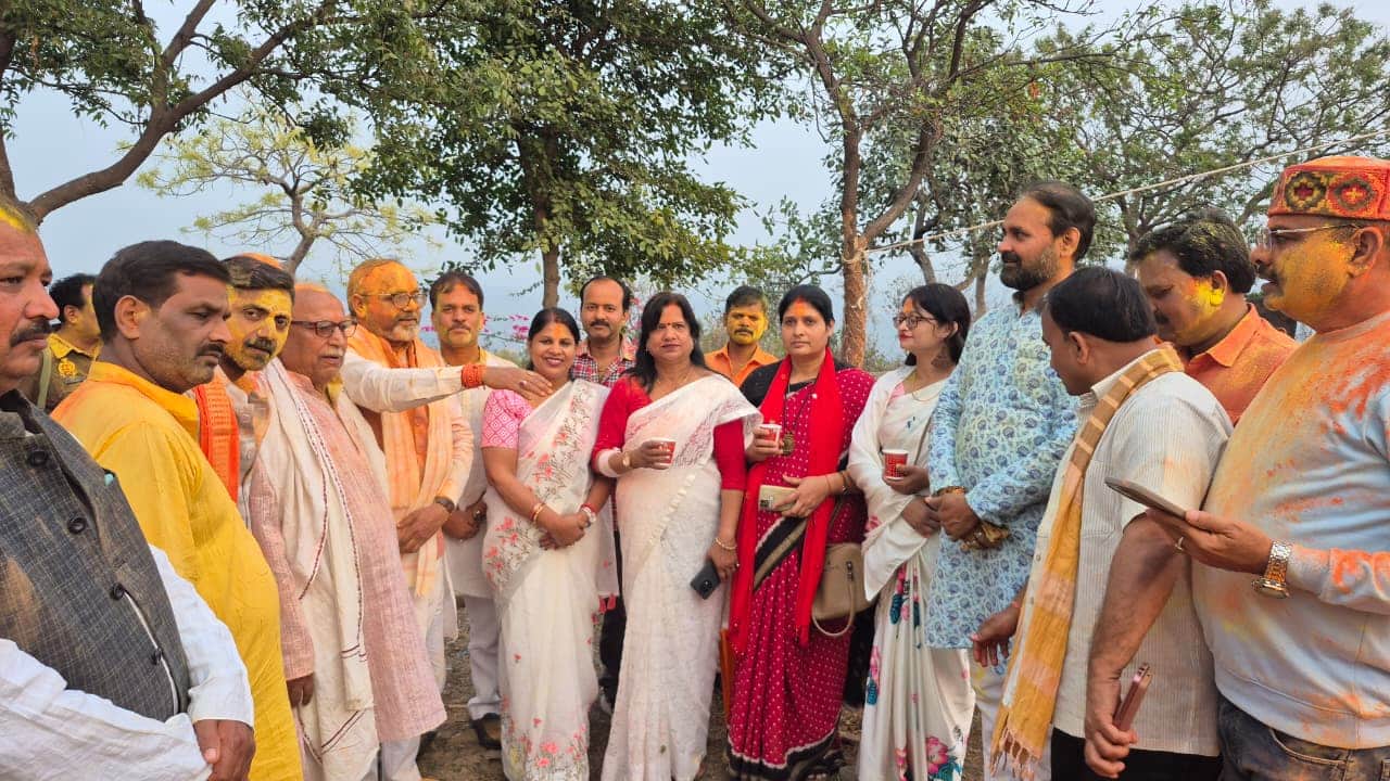 रॉबर्ट्सगंज के सिलथरी पहाड़ी पर होली मिलन समारोह में मौजूद सदर विधायक भूपेश चौबे, नगर पालिका अध