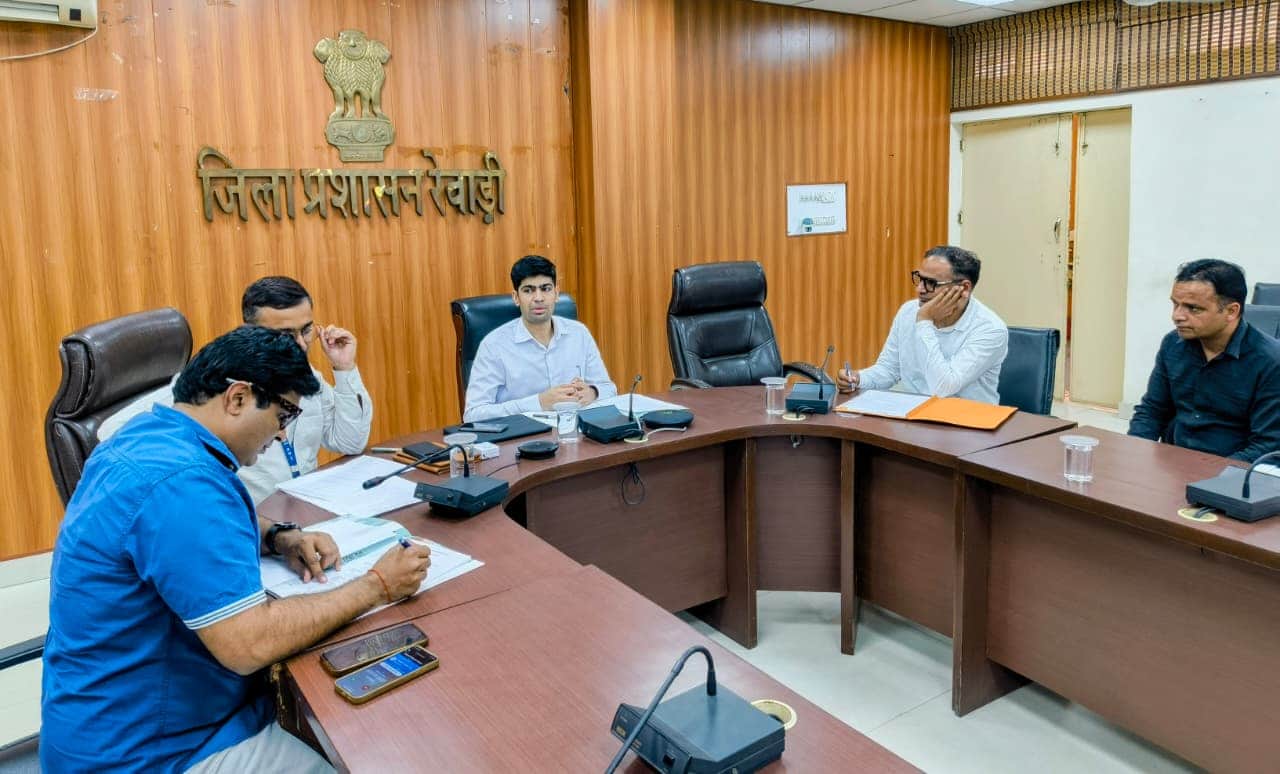 रेवाड़ी। जिला स्तरीय कार्यान्वयन एवं निगरानी कमेटी की समीक्षा बैठक करते डीसी अभिषेक मीणा। स्रोत