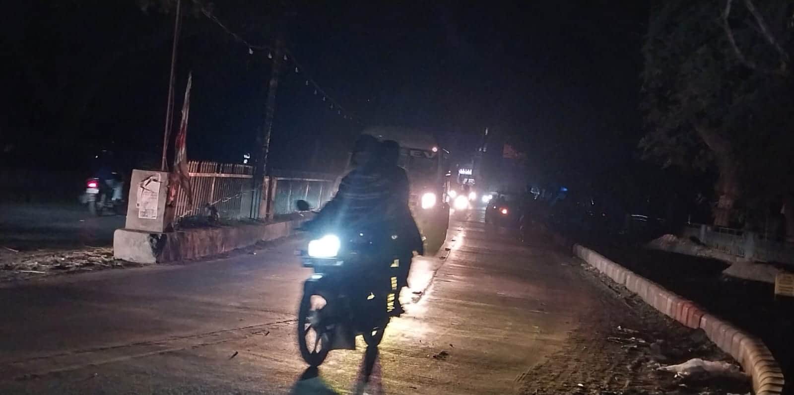 रेवाड़ी। नेहरू पार्क के सामने स्ट्रीट लाइटें बंद रहने से छाया अंधेरा। संवाद