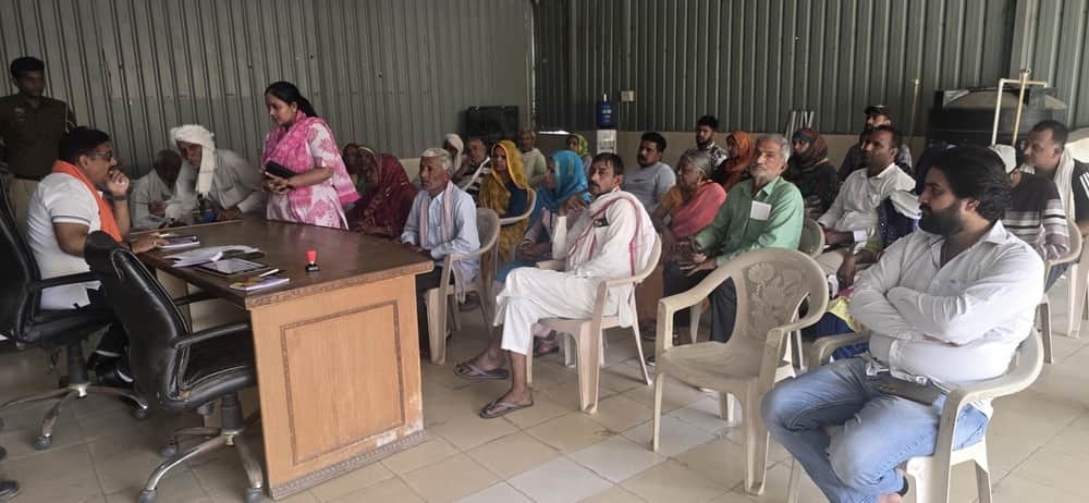 रेवाड़ी। सेक्टर-1 स्थित कार्यालय में लोगों की समस्याओं का समाधान करते पीपीपी कोऑर्डिनेटर डॉ. सत