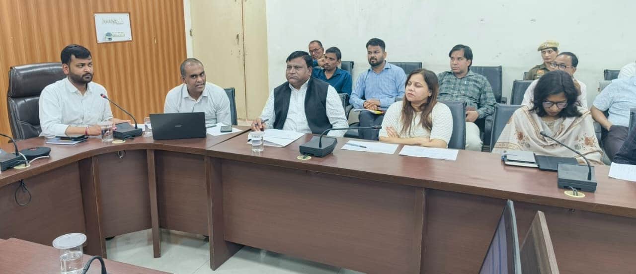 रेवाड़ी। समाधान शिविर पर आने वाली शिकायतों की समीक्षा करते एडीसी राहुल मोदी। स्रोत: डीपीआरओ