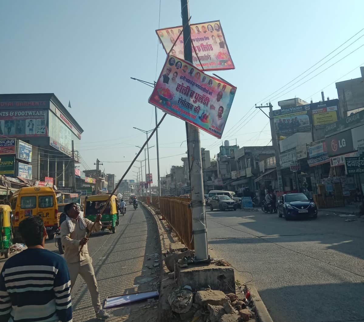 रेवाड़ी। धारूहेड़ा में सड़कों से बैनर और पोस्टर हटाते नपा कर्मी। स्रोत: