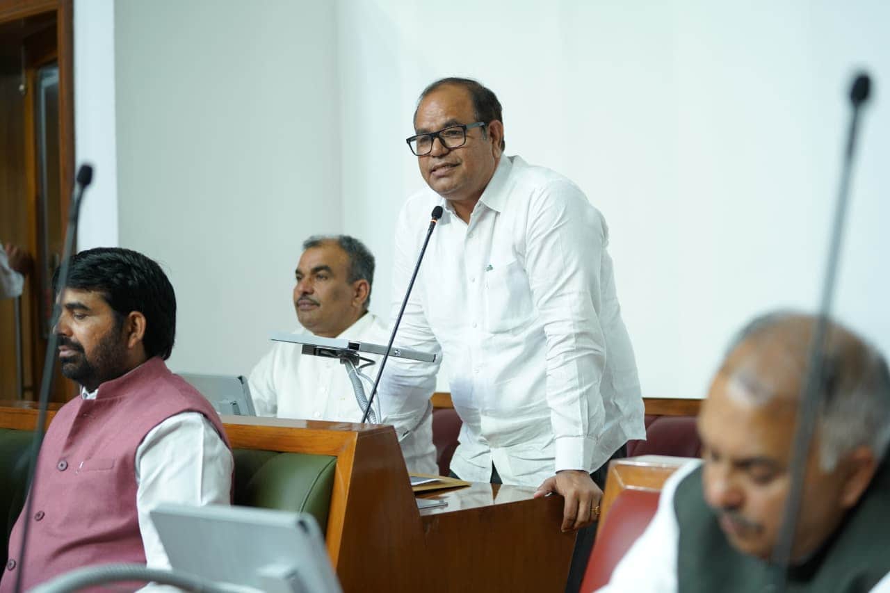 रेवाड़ी। विधानसभा में कोसली क्षेत्र की मांगों को रखते कोसली विधायक अनिल यादव। स्रोत: प्रवक्ता