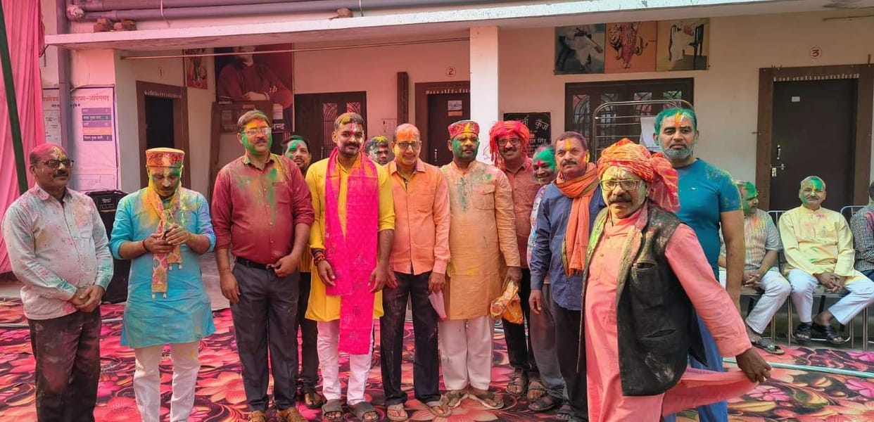 Shyam Mandali played Holi with flowers, hymns echoed