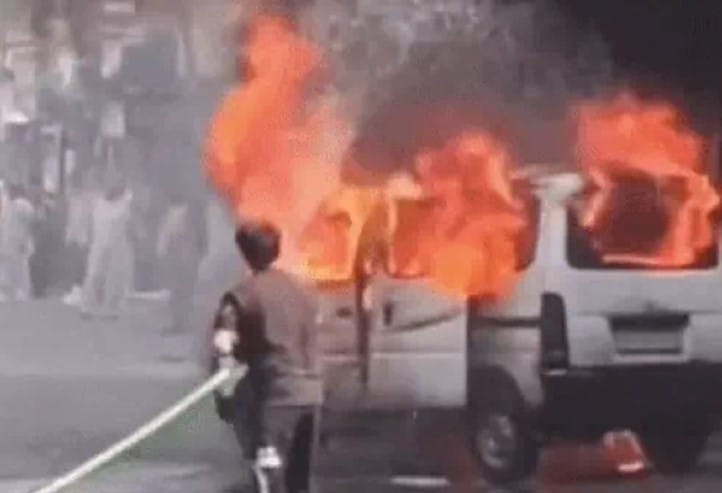 A van caught fire on Sarang Road, the driver saved his life by jumping out.