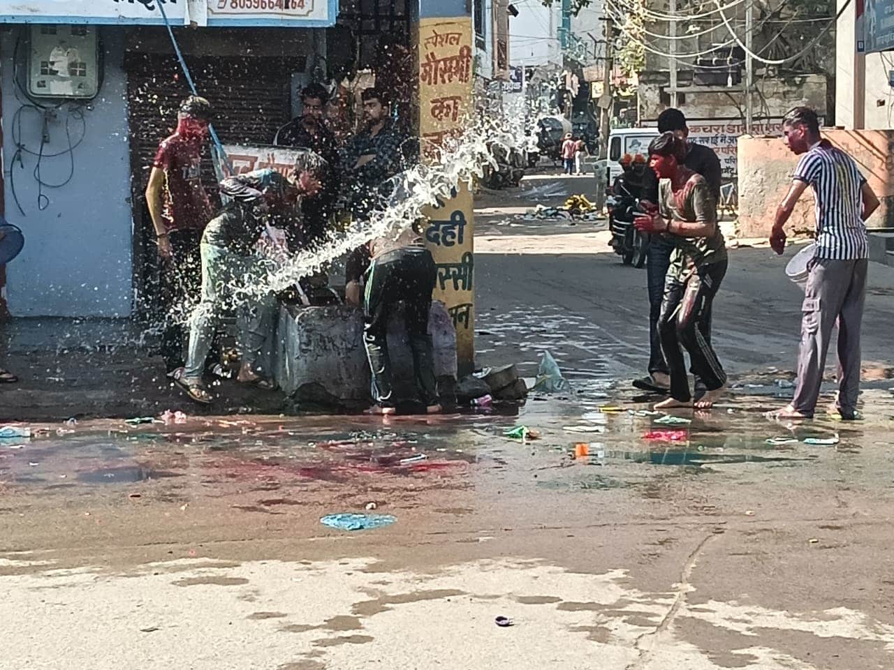 सरदार झाडू सिंह चौक के समीप होली खेलते युवा। 