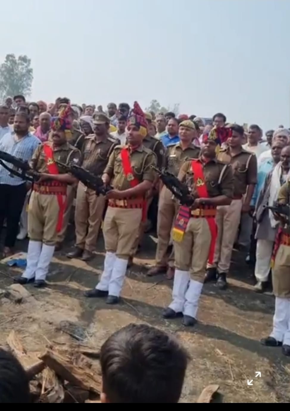 Sant Kabir Nagar News: सम्मान के साथ हेड कांस्टेबल की हुई अंतिम विदाई, बेटे ने दी मुखाग्नि