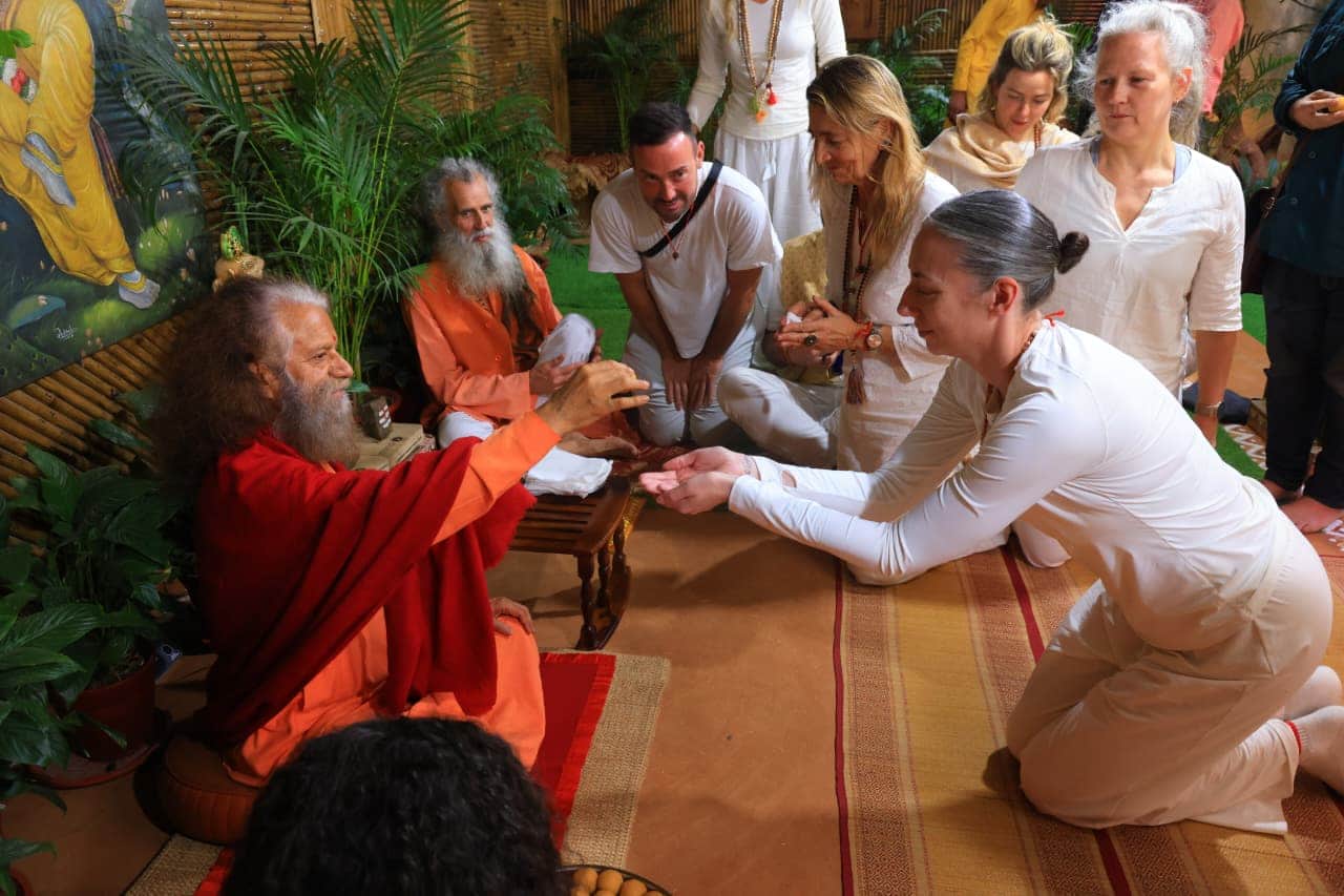 स्वामी चिदानंद सरस्वती से मुलाकात करते विदेशी साधक। स्रोत परमार्थ मीडिया।