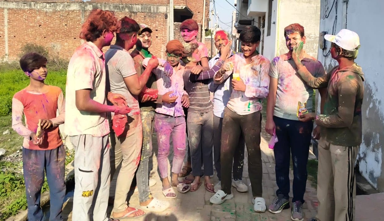The district's color and gulal business is worth Rs 3.5 crore.