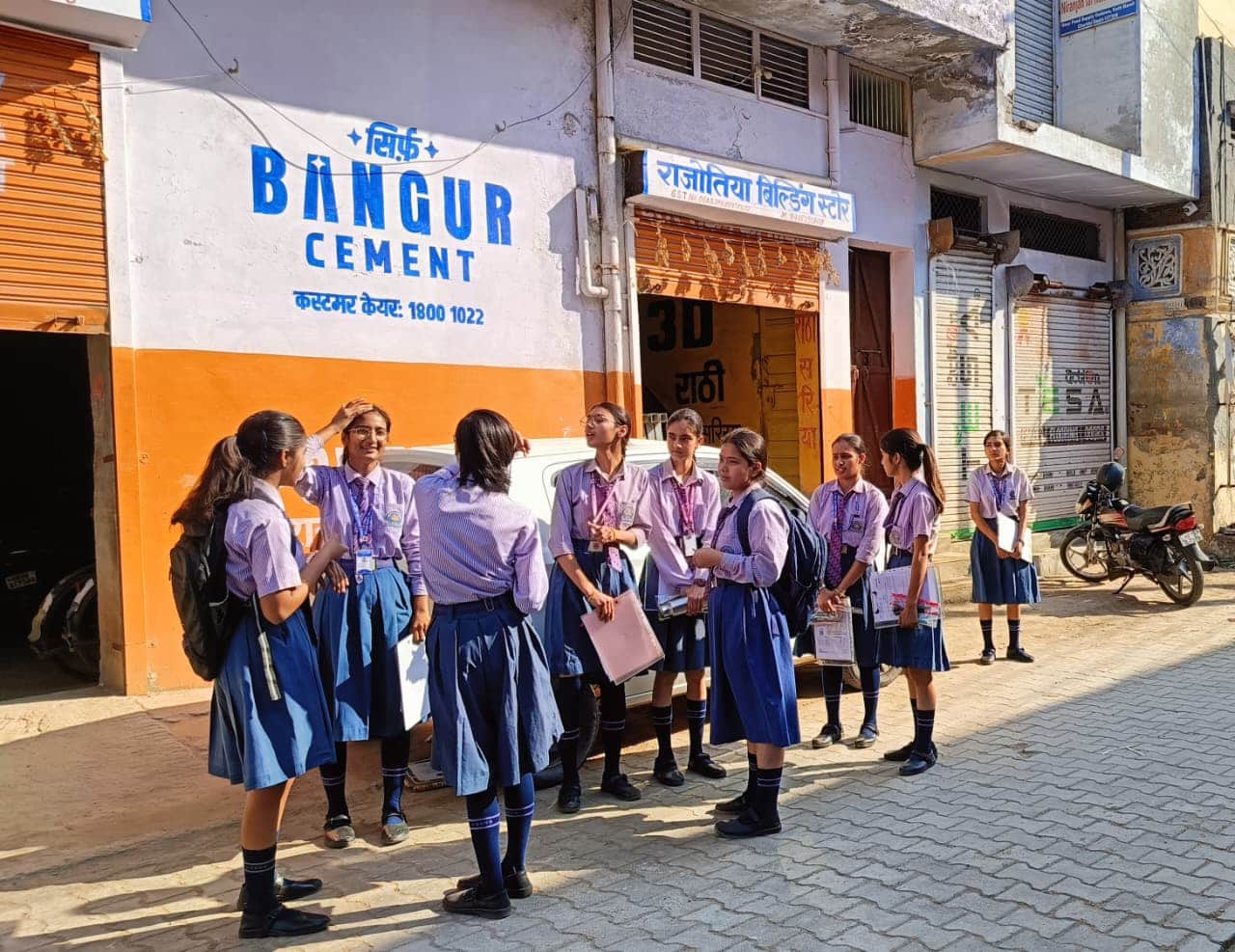 शहर के पीएमश्री स्कूल के बाहर खड़े विद्यार्थी। 