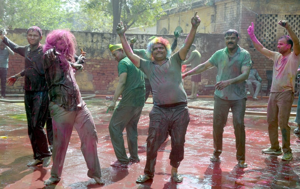 Policemen played Holi with great enthusiasm