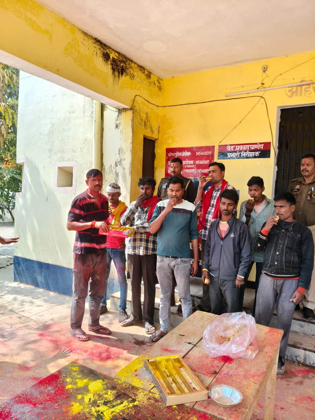 शांतिभंग करने वालों को गुझिया खिलाते राजगढ़ थानाध्यक्ष वेद प्रकाश पांडेय। स्रोत- संवाद