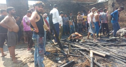 A house caught fire on Holi, burning jewellery, money and other household items.