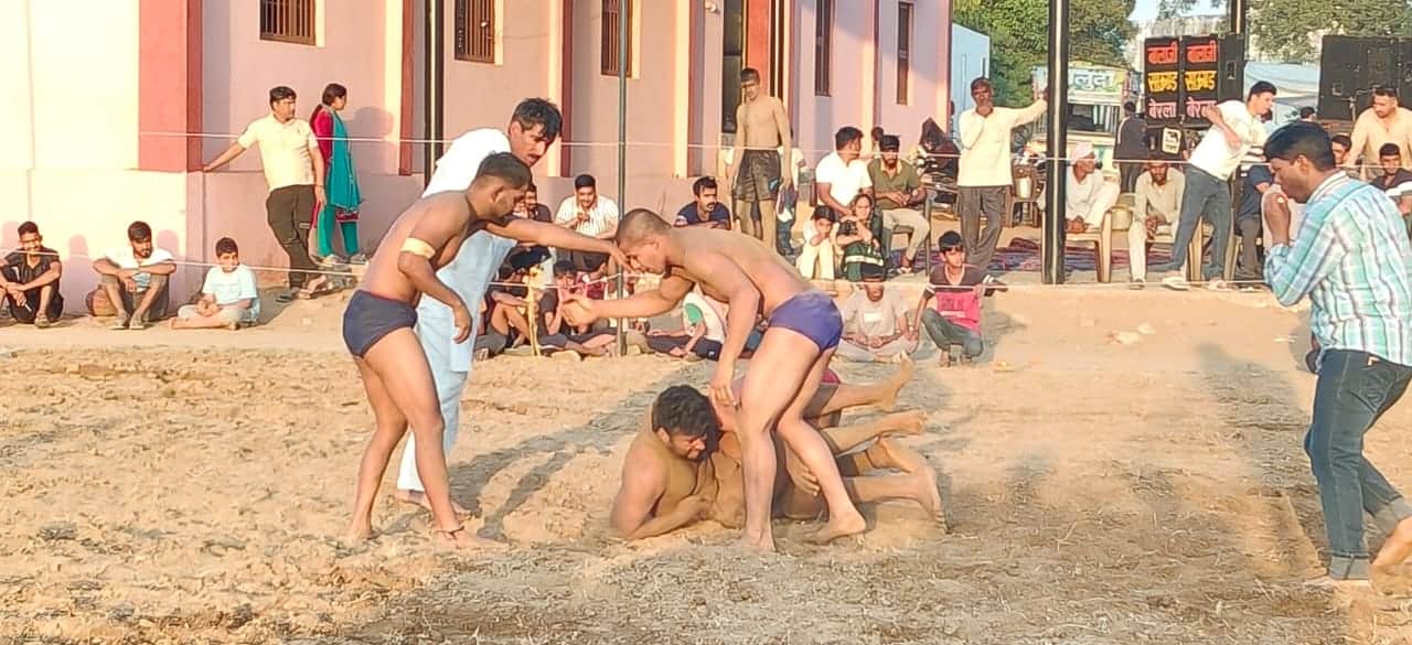 दंगल के दौरान कुश्ती करते हुए पहलवान। 
