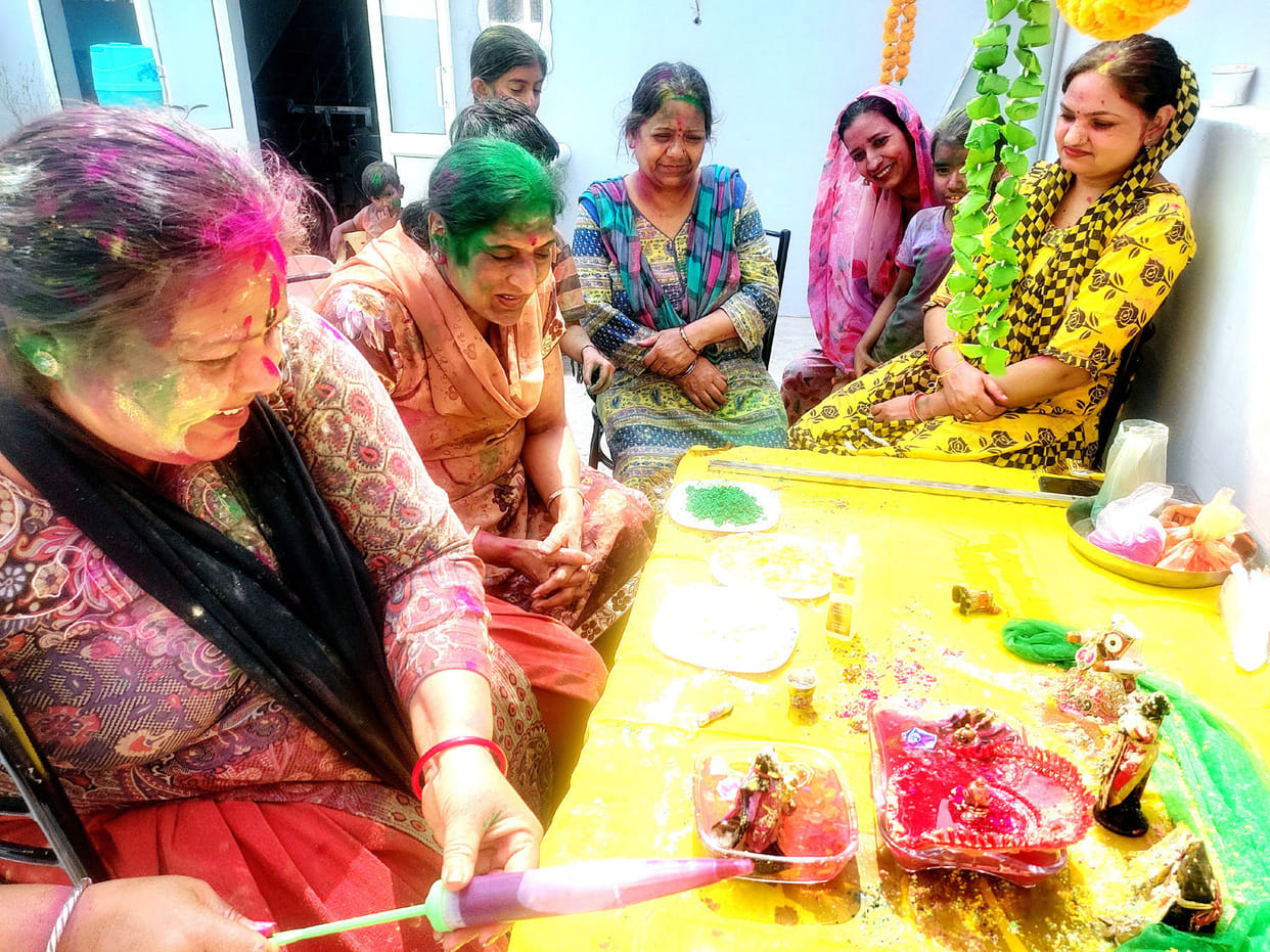 Women played Holi with Thakurji and Radha Rani.