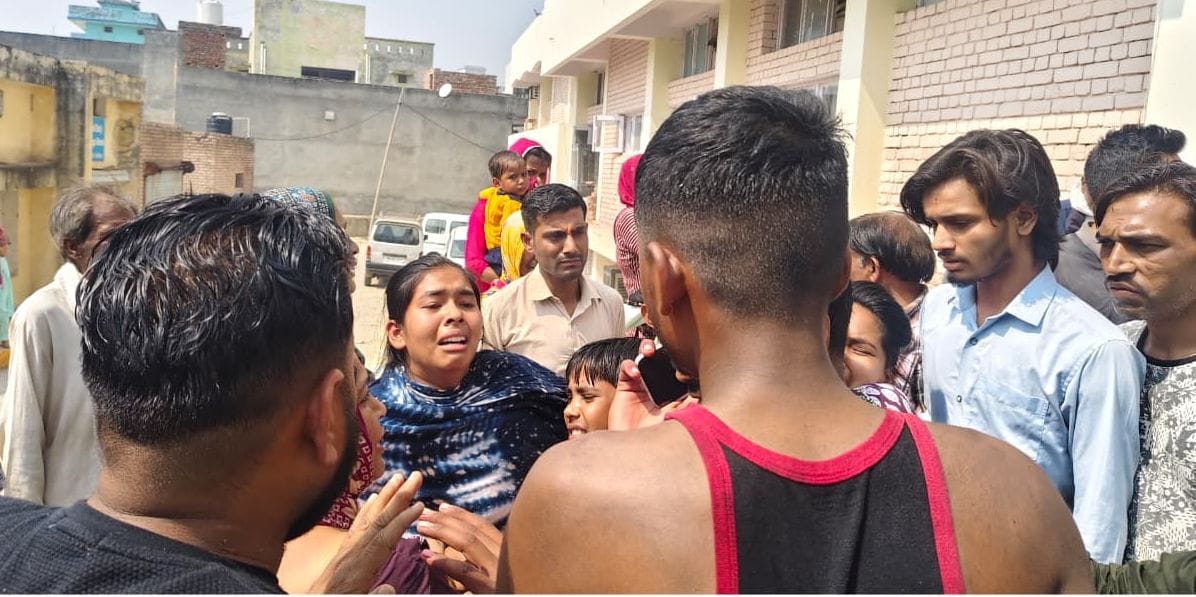 Fire in a colour factory played a bloody Holi, screaming and shouting continued for half an hour, workers were rescued by breaking the wall.