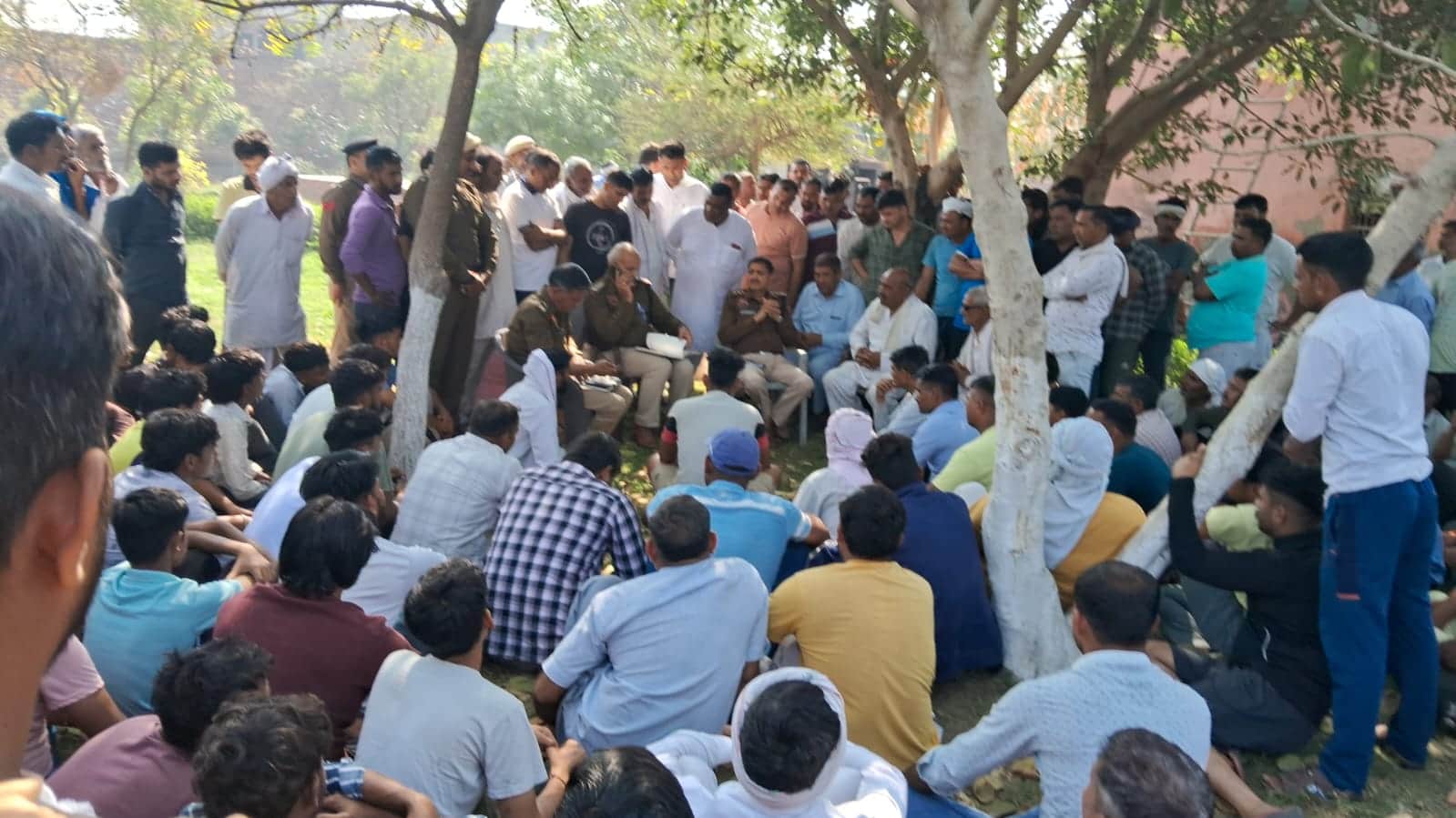 14-रोहतक के बनियानी गांव में हुई पंचायत में ग्रामीणों को समझाते डीएसपी राकेश। स्रोत : समाज