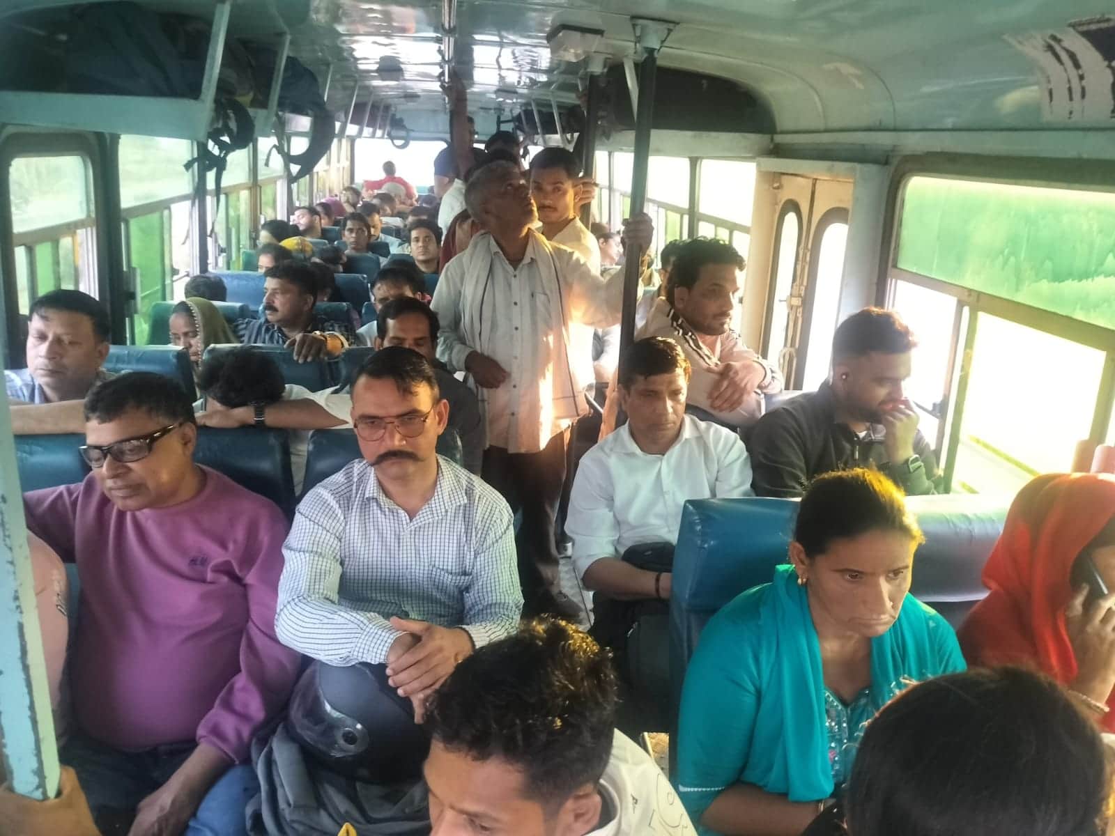 19-रोहतक बस स्टैंड से बैजनाथ की रोडवेज बस में सवार यात्री। स्रोत : प्रशासन