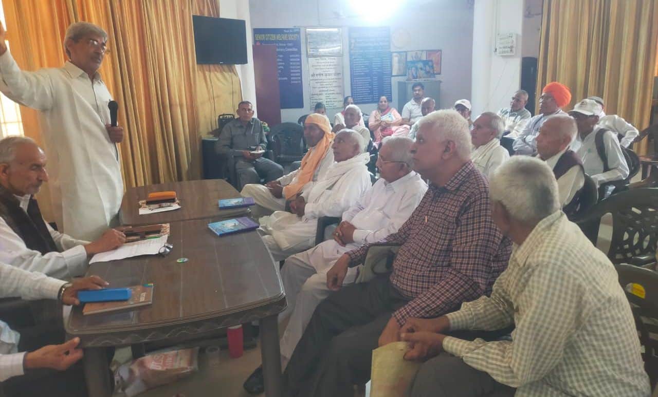 23. रोहतक के मानसरोवर पार्क स्थित सीनियर सिटीजन क्लब में बैठक करते हरियाणा स्टेट पेंशनर्स समाज