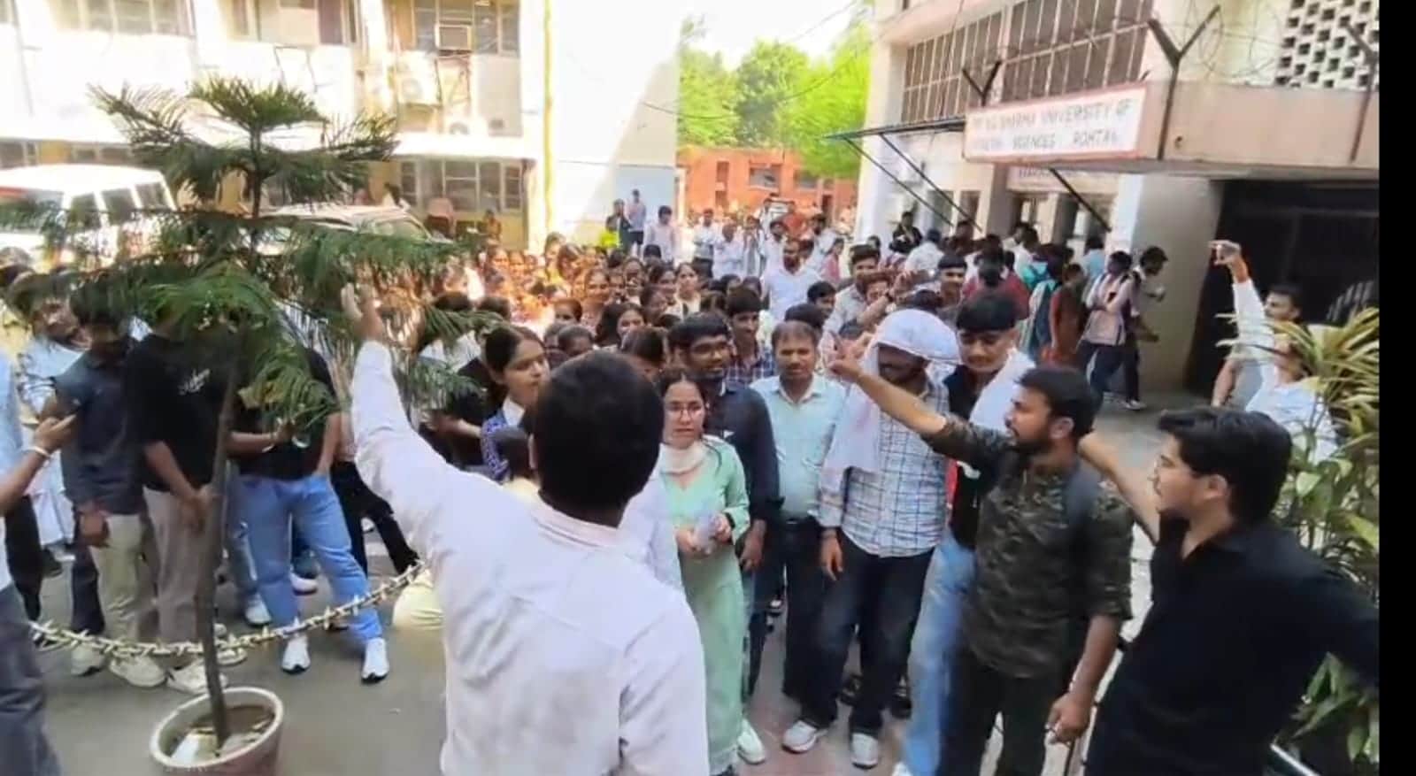 24. स्वास्थ्य विज्ञान विवि के प्रशासनिक ब्लॉक में प्रदर्शन करते छात्र-छात्राएं। स्रोत: छात्र