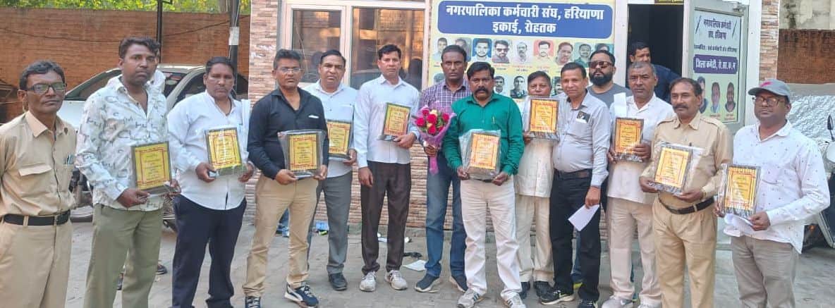 29 नगर निगम के 11 सफाई कर्मचारियों को पदोन्नत के बाद दरोगा बनने पर उन्हें सम्मानित करते  नगर प
