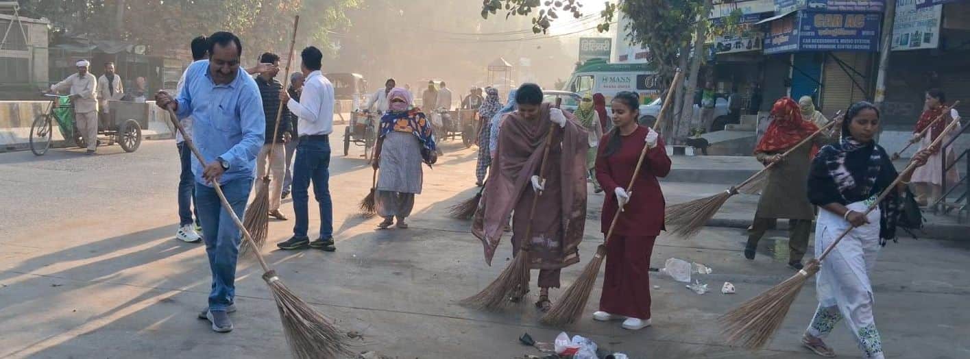 30 नगर निगम के वार्ड 8 में विशेष सफाई अभियान में शामिल मुख्य सफाई निरीक्षक सुधीर, पार्षद अंजू स