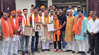 Former minister honored national champions