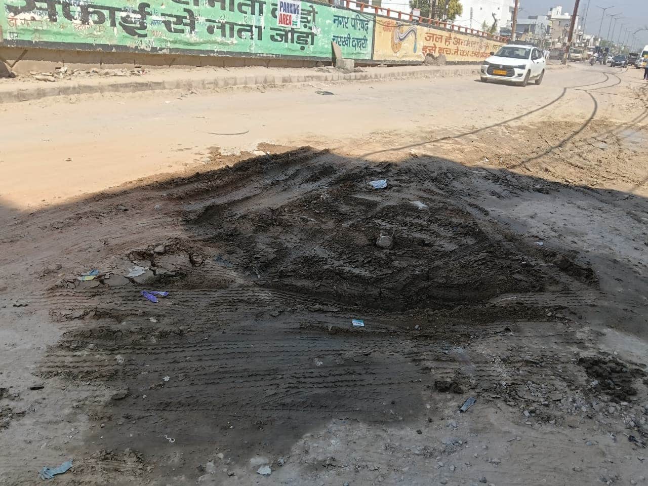 आरओबी स्थित सर्विस रोड पर बना मैनहोल, जहां सीवर लाइन का कनेक्शन किया गया हैं।