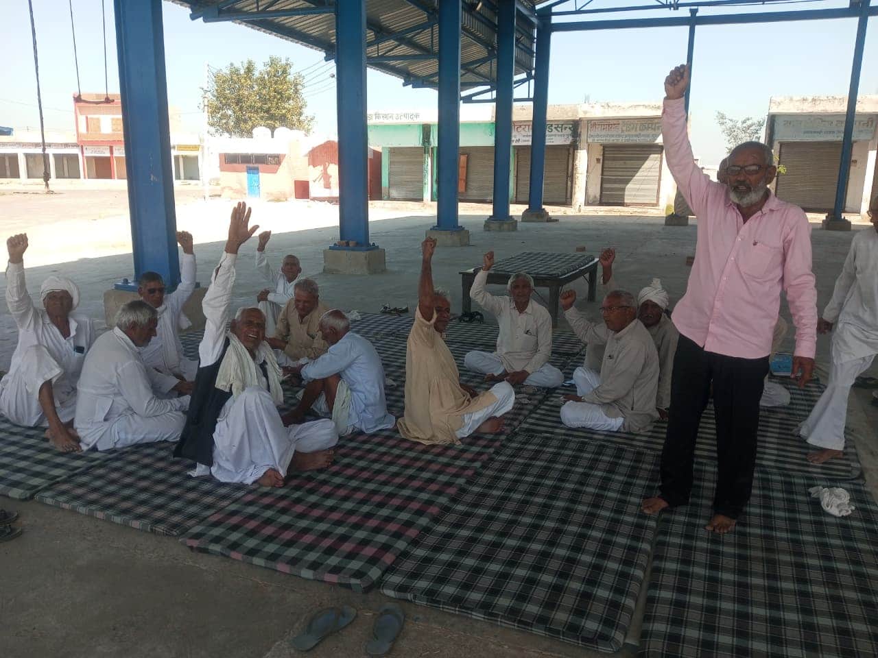 अनाज मंडी में धरने पर मौजूद संयुक्त किसान मोर्चा के पदाधिकारी। 