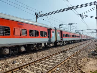 Jhansi: Accused of serving chicken instead of vegetarian food in the capital