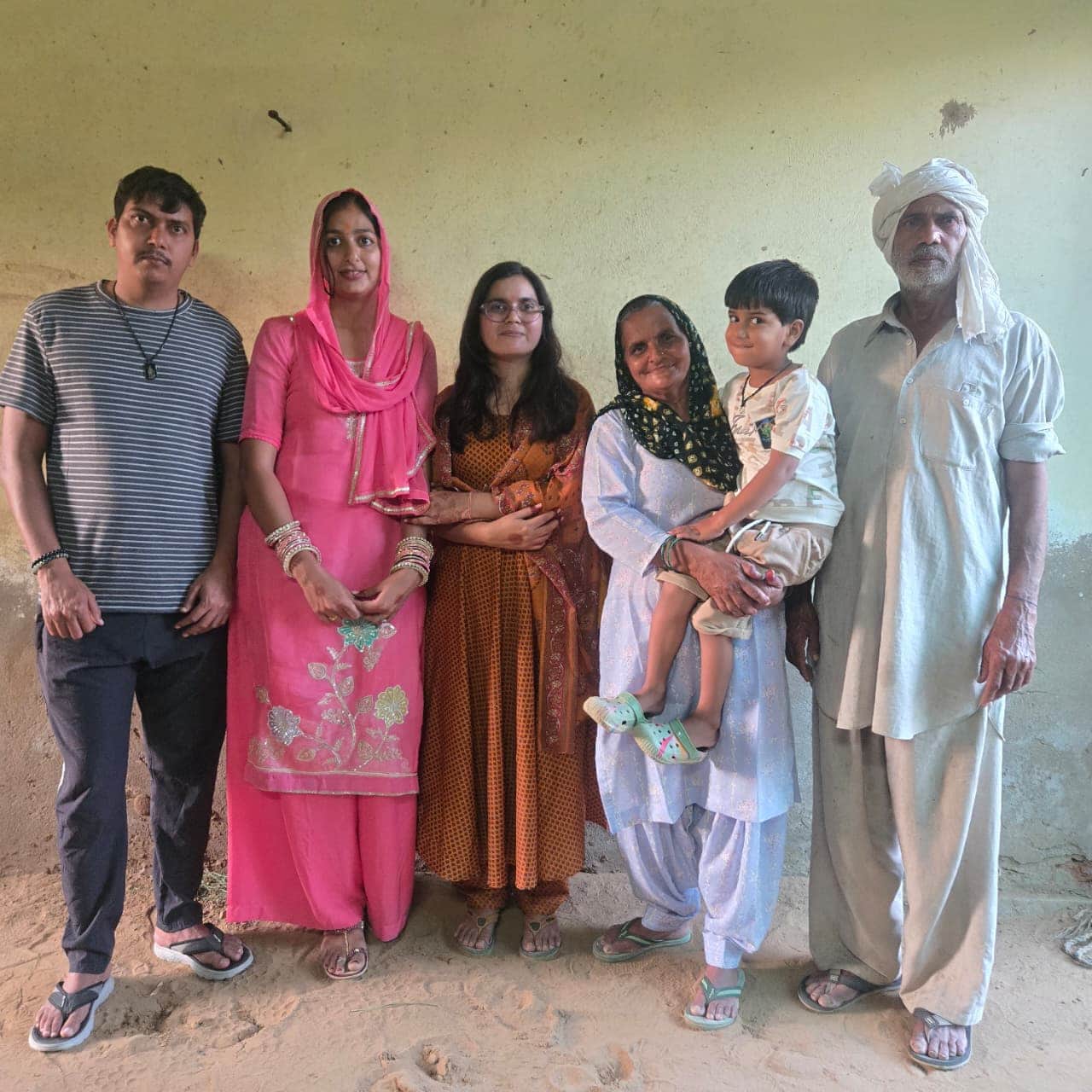 अपने परिजनों के साथ गांव हंसावास कलां निवासी सुनीता। 