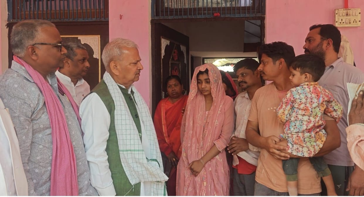 The MP met the family of the BLO and said that they should get compensation of Rs 1 crore.