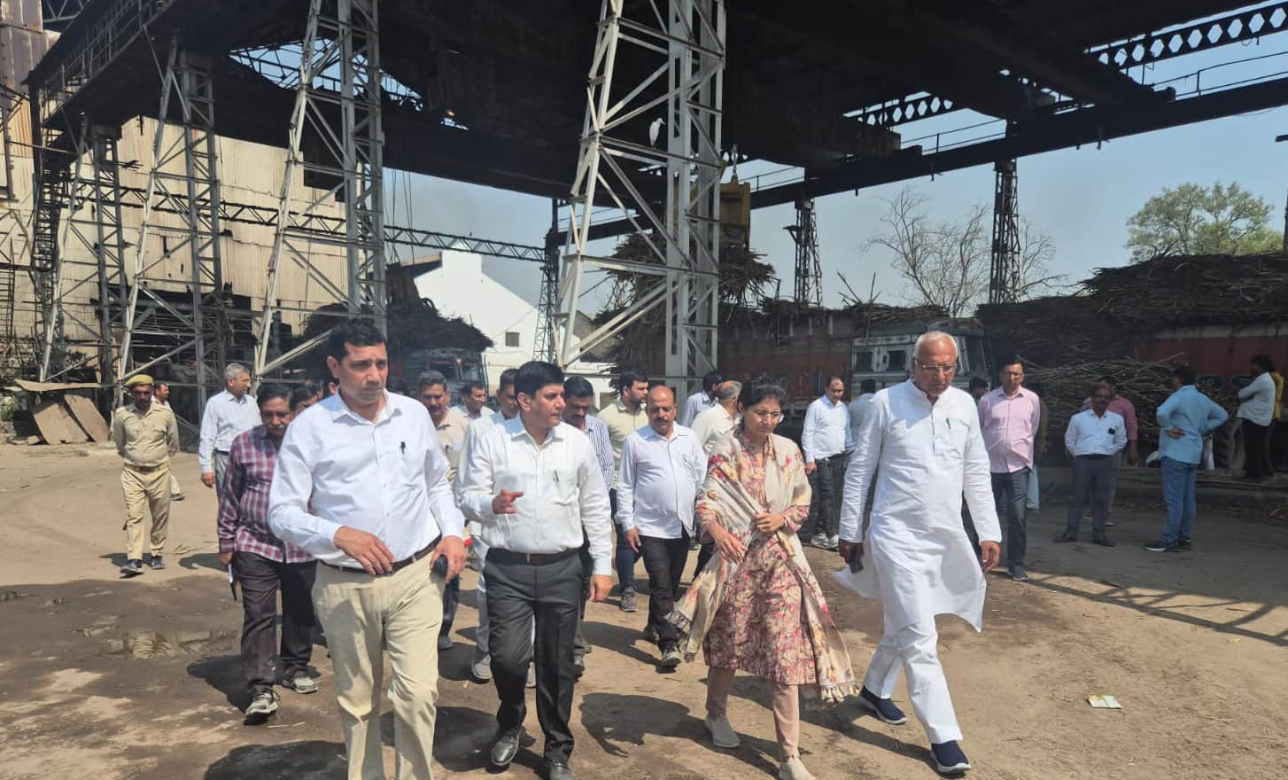 बागपत चीनी मिल  का निरीक्षण करतीं  चीनी मिल संघ की निदेशक ईशा दुहुन व मौजूद पदाधिकारी । स्रोत: