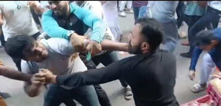 बागपत के गांधी बाजार स्थित छत्ते वाली मस्जिद के पास दो पक्षों में होती मारपीट। स्रोत:विडियोग्