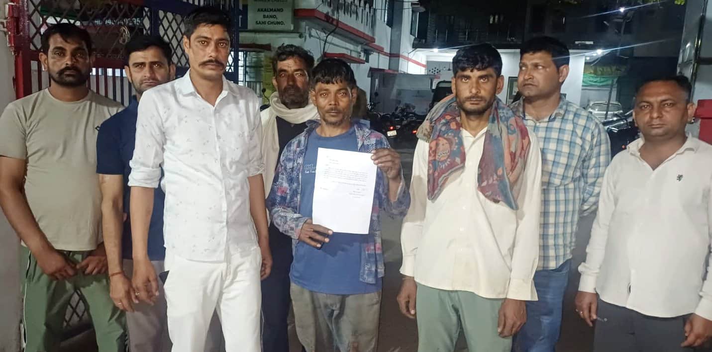 बागपत कोतवाली में तहरीर देने पहुंचे मृतक किसान इंद्रपाल के परिजन व सरूरपुर गांव के  ग्रामीण । स