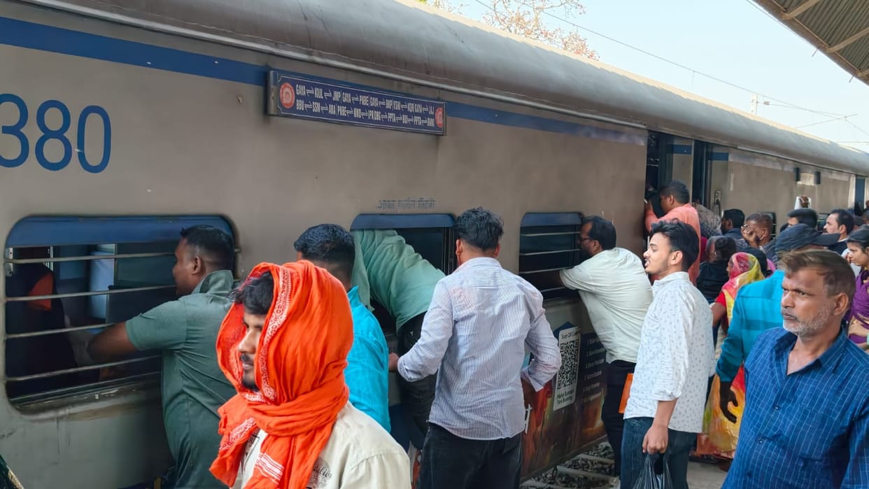 After Holi, no room in trains, traveling on floor and gate, more passengers from Delhi