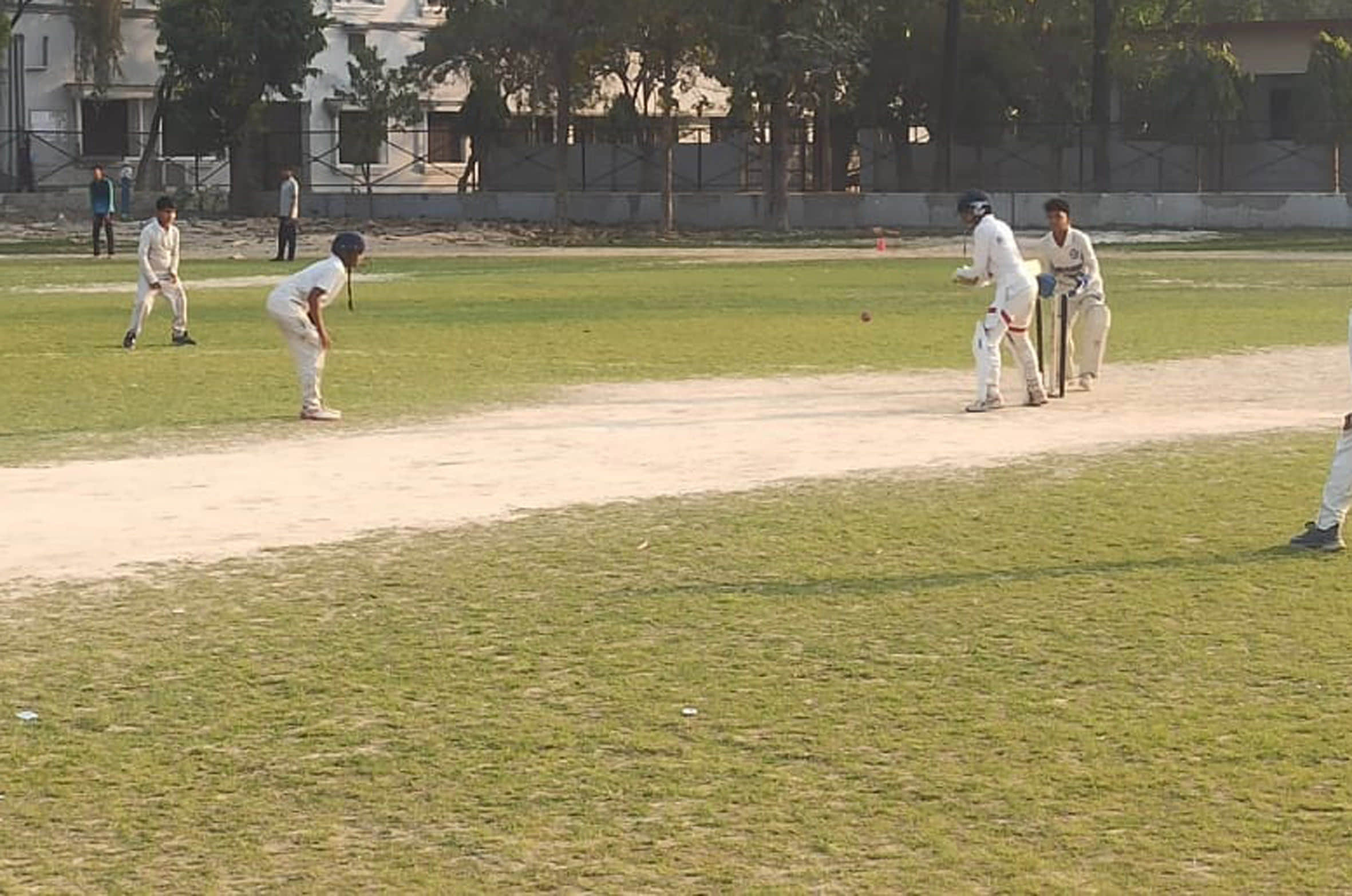 बहराइच के केडीसी में क्रिकेट मैच में बल्लेबाजी करता खिलाड़ी।     - स्रोत : आयोजक