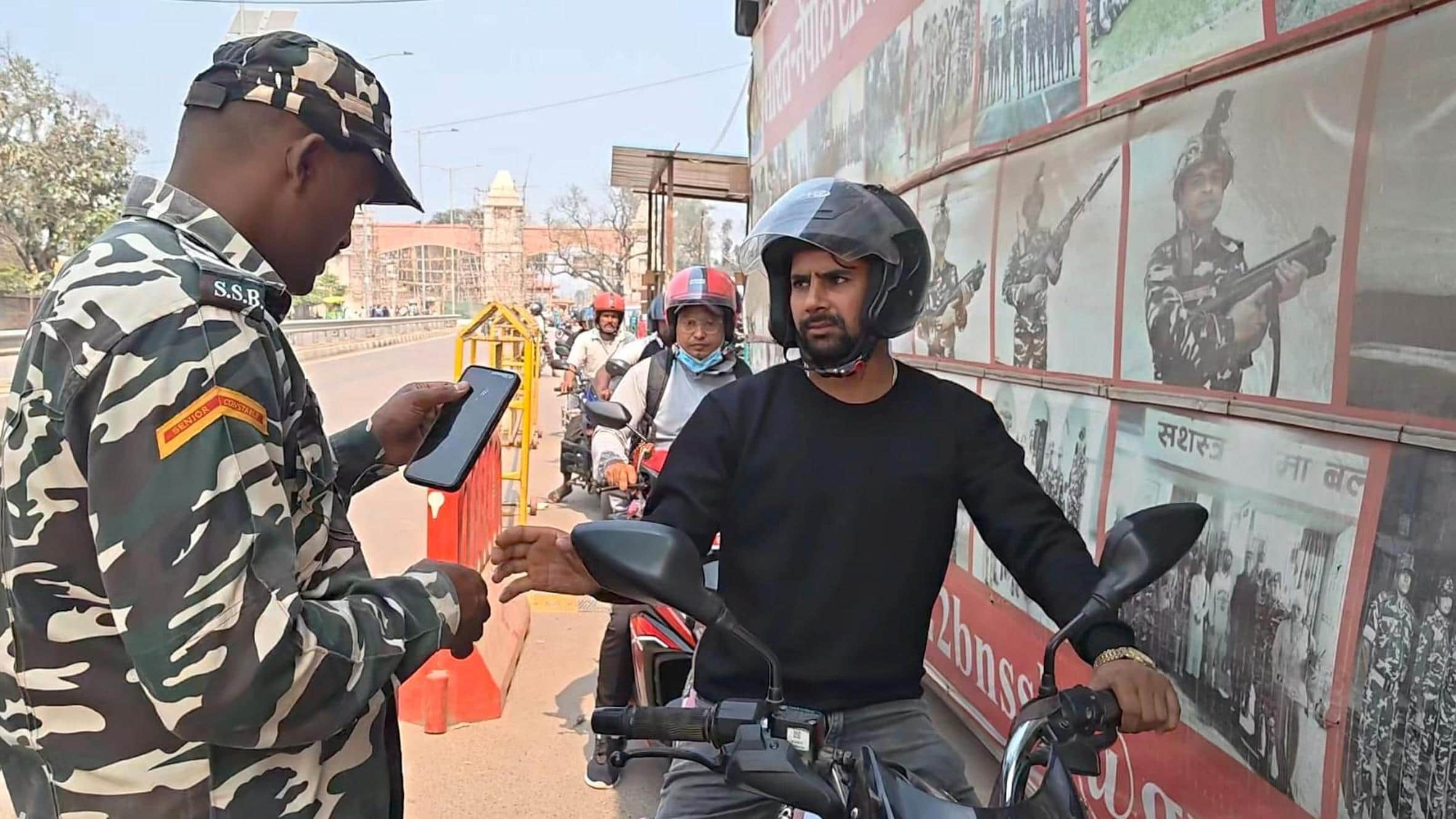 भारत-नेपाल सीमा पर आने-जाने वाले लोगों की चेकिंग करते एसएसबी के जवान। -संवाद