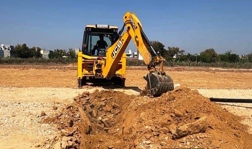 भिवानी-कोंट रोड़ पर स्थित अवैध कॉलोनी पर चलता बुलडोजर।