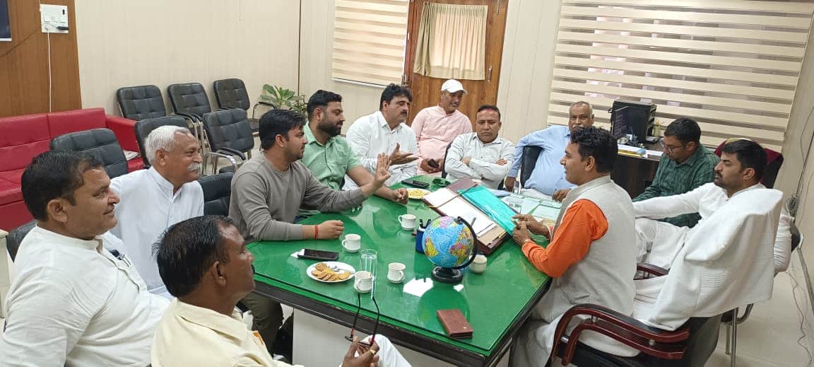 बजट पर विचार-विमर्श के लिए आयोजित बैठक में चेयरमैन, पार्षद।